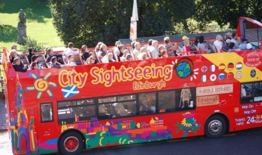 Day Trip to Edinburgh with Bus Tour & Edinburgh Castle Entry