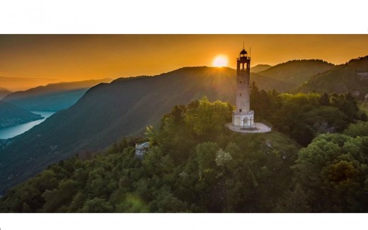 Volta lighthouse and liberty villas Jeep tour on Lake Como hillside