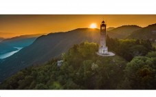 Volta lighthouse and liberty villas Jeep tour on Lake Como hillside